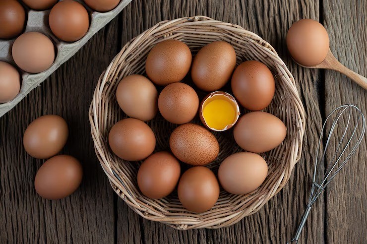 manfaat kuning telur, nutrisi kuning telur, kuning telur untuk anak, kolesterol dan telur, telur untuk MPASI, makanan sehat anak, fakta gizi telur, mitos kuning telur